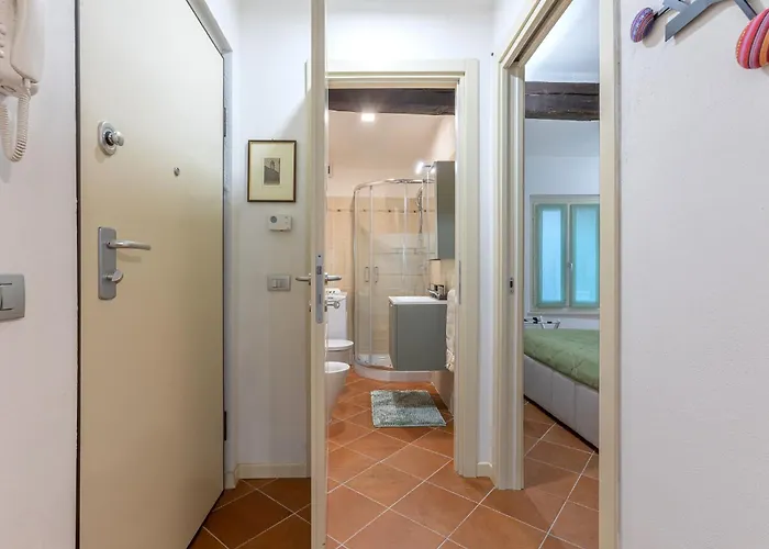 Guesthost - Charming Int - 4